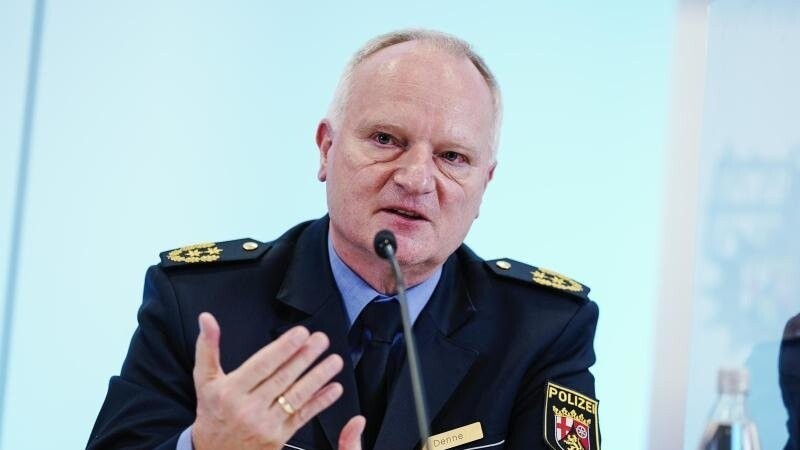 Michael Denne, Polizeipräsident des Polizeipräsidiums Westpfalz, spricht bei einer Pressekonferenz.