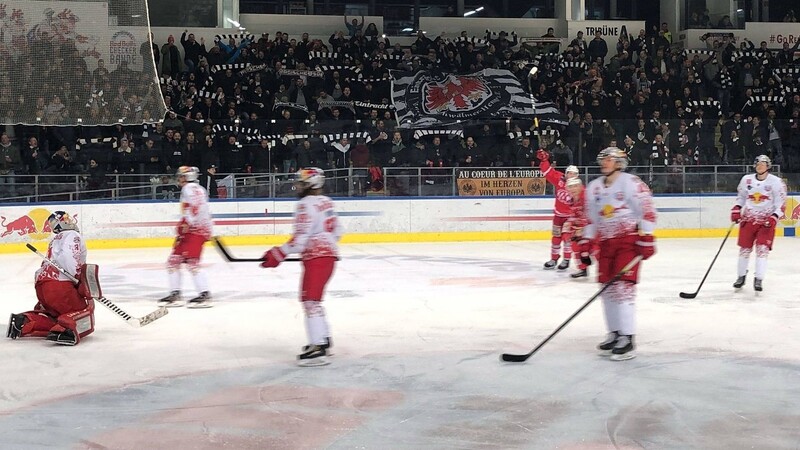 Viele Fans von Eintracht Frankfurt unterstützten die Klagenfurter Eishockey-Spieler beim Spiel in Salzburg.