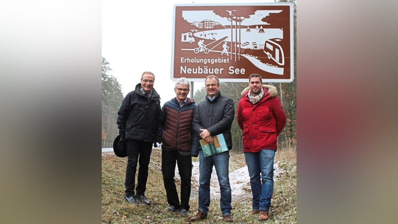 Stellten die gelungenen Hinweistafeln vor (von links): Bürgermeister Franz Reichold, Tourismuschef Reinhard Schreiner, Designer Christoph Schleich und Ortssprecher André Notka.