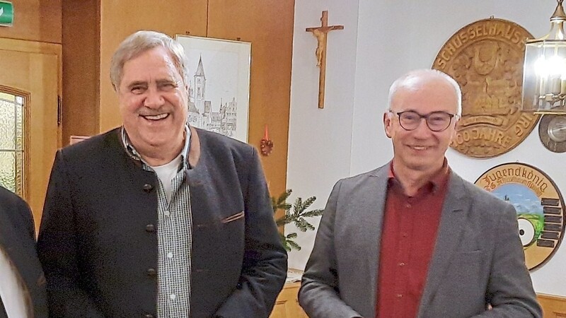 Herbert Gantner (links) wurde im Rahmen der BLLV-Adventfeier geehrt. Referent Toni Gschrei gratulierte.