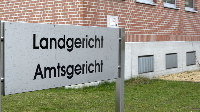 Die Zentralstelle Cybercrime Bayern hat Anklage gegen einen 49-Jährigen zum Landgericht Landshut erhoben. Ihm wird vorgeworfen, 92 Geschädigte betrogen zu haben.