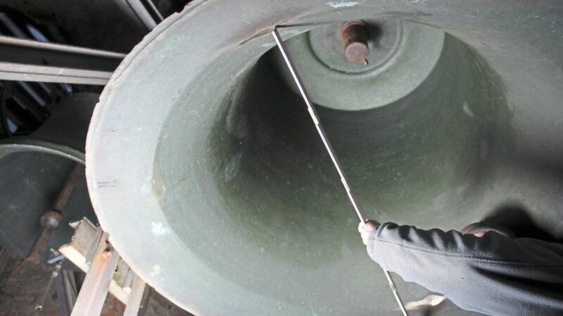 Die Joche und Klöppel der drei größten Glocken im Rodinger Kirchturm werden derzeit ausgetauscht, um die Last beim Schwingen zu verringern.