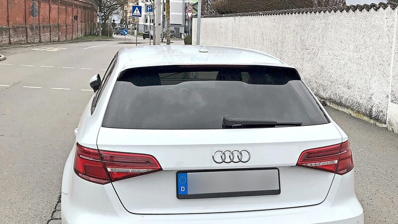 Als der Fahrer des weißen Audi sein Fahrzeug abstellte, gab es die Beschränkung der Parkzeit auf zwei Stunden noch nicht.