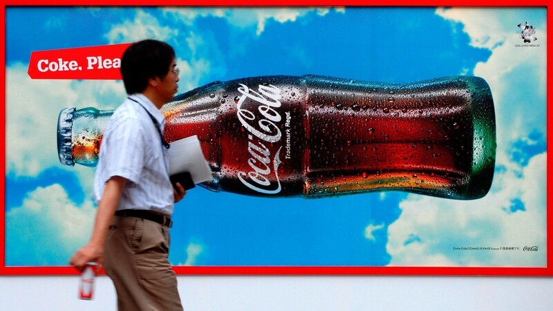 Eine japanische Coca-Cola Werbetafel.