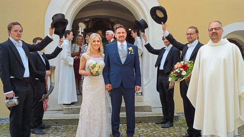Die Rodinger Burschen gratulierten ihrem langjährigen Mitglied Sebastian Pohl zur Hochzeit.
