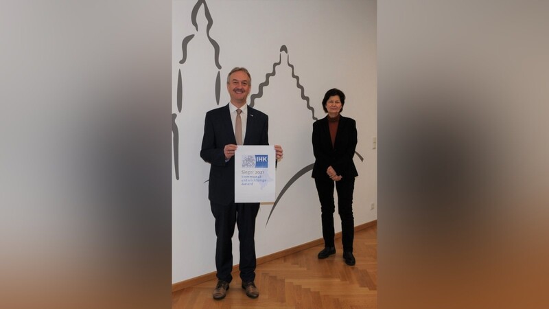 Die Preisverleihung fand aufgrund der Pandemiesituation online statt. Bürgermeister Blascheck und Soziale Stadt Managerin Brigitte Kempny-Graf freuten sich im Rathaus-Sitzungssaal über die Auszeichnung.