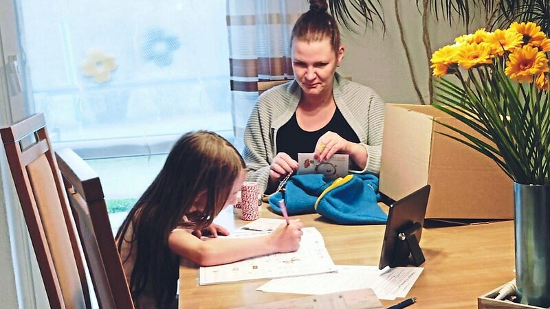 Nach Feierabend hilft Martina Ried ihrer Tochter Antonia beim Homeschooling und näht nebenbei Babykleidung für ihr Online-Geschäft, ihr zweites berufliches Standbein.  Foto: Ried