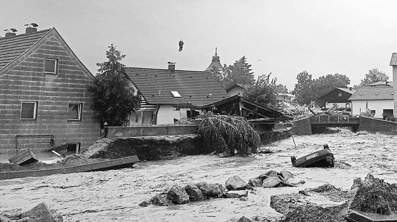Katastrophenfall am 1. Juni 2016: Eine Hubschrauberbesatzung rettet im überschwemmten Simbach Bewohner aus einem Haus.