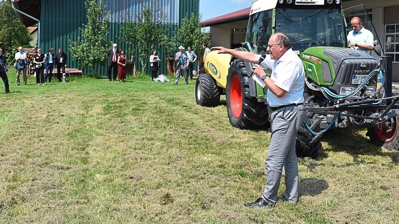 Die sensorgesteuerte Einzelpflanzenbehandlung demonstrierte Johann Portner von der Bayerische Landesanstalt für Landwirtschaft (LfL) den Gästen anschaulich.