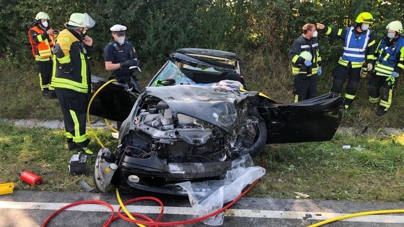 Ein Autofahrer ist am Freitagmittag frontal in einen entgegenkommenden Lastwagen auf der B20 im Kreis Straubing-Bogen gekracht.