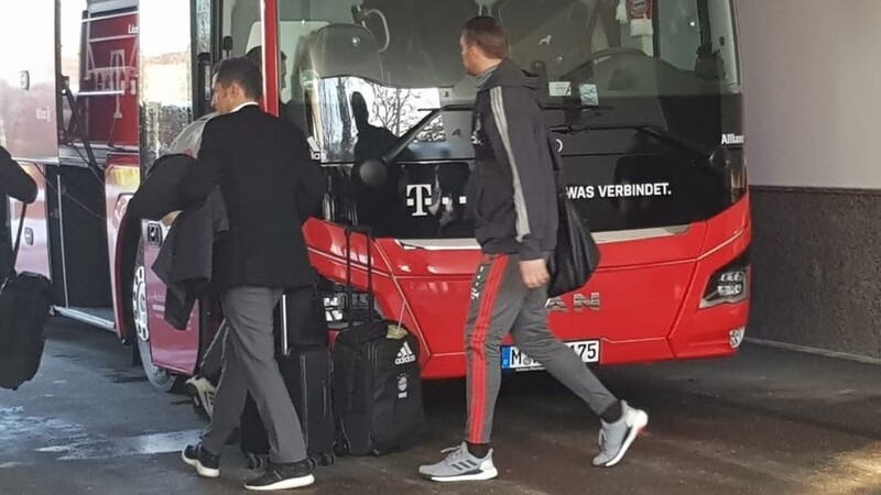 Manuel Neuer auf dem Weg in den Mannschaftsbus. Links Sportdirektor Hasan Salihamidzic.