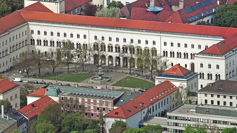 Die Ludwig-Maximilians-Universität in München: In der Aula der Universität werden prominente Wissenschaftler am Samstag auf die größten Risiken der Zeitgeschichte hinweisen - und Lösungen anbieten.