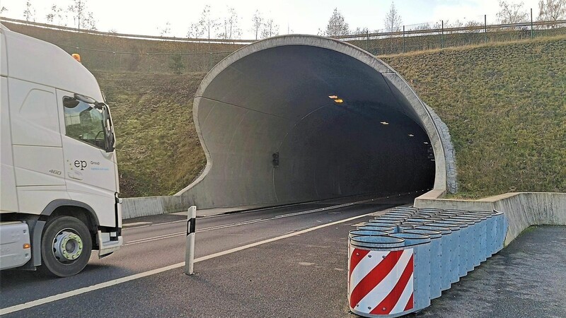 Der Deschlbergtunnel wie auch der Trog hat nur eine Röhre. Darin verläuft der Verkehr in beide Fahrtrichtungen. Da die Wartungsarbeiten im sogenannten Verkehrsraum durchgeführt werden, muss der Tunnel jeweils komplett gesperrt werden.