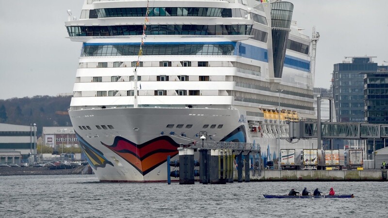 Über Stunden haben Klima-Aktivisten ein Kreuzfahrtschiff im Kieler Hafen am Auslaufen gehindert. (Symbolbild)