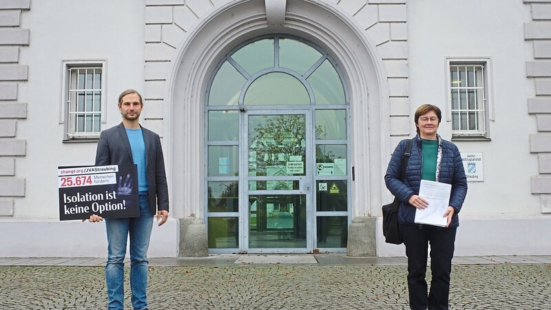 Toni Schuberl und Rosi Steinberger freuten sich über zwei "gute Gespräche" mit dem Anstaltsleiter der JVA Straubing und dem Petitionsstarter von "Isolation ist keine Option!?, der dort einsitzt.