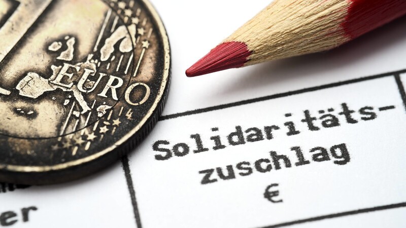 Wer über 63.000 Euro beziehungsweise als Ehepaar 125.000 Euro verdient, muss weiterhin den Solidaritätszuschlag zahlen - bislang.