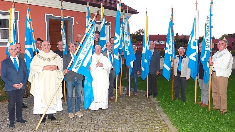 Aus zwölf Pfarrcongregationen des Bezirks waren Obmänner und Sodalen mit ihren Bannern zum Mitfeiern gekommen.