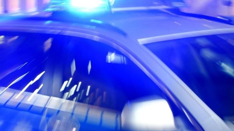 Die Polizei in Landshut sucht aktuell nach dem flüchtigen Täter, der am Montag einen Mann am Landshuter Bahnhof angegriffen und beraubt hat. (Symbolbild)