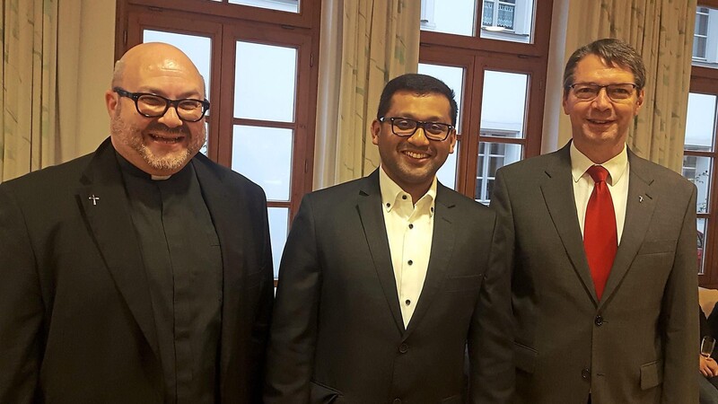 Geistlichkeit unter sich: Stadtpfarrer Dieter Zinecker (rechts) und Kaplan Stefan Hackenspiel (links) mit dem neuen Pfarrvikar Pater Jim.