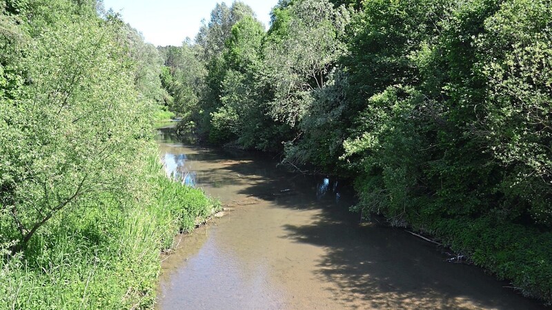 Ob nun als Unterempfenbacher Bach oder als Empfenbach - fest steht, das Fließgewässer mündet, von Westen her kommend, nach rund 5,4 Kilometer am Ende in die Abens.