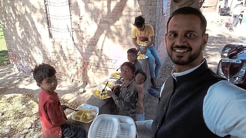 Die Speisung der Armen ist der katholischen Kirche in Indien wichtig. Der Pater half während seines Aufenthalts mit.