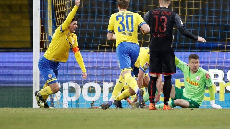 Janis Nikolaou bejubelt seinen Treffer zur 1:0-Führung für Eintracht Braunschweig im Spiel gegen den SSV Jahn Regensburg.