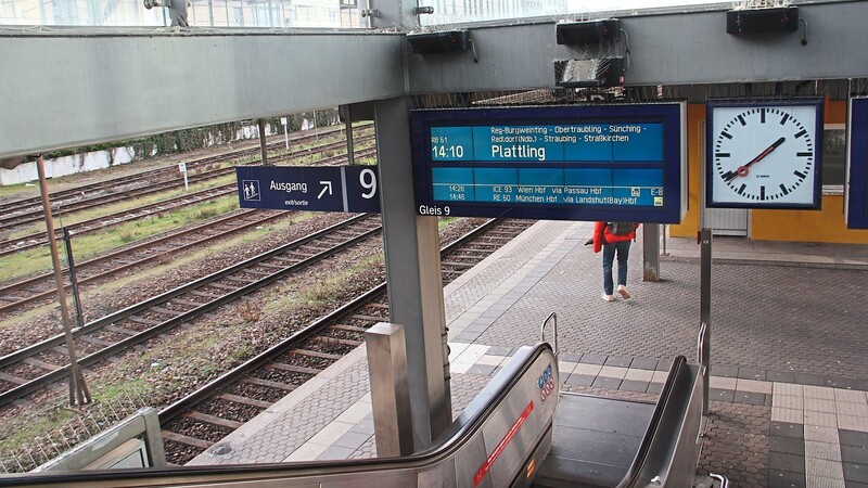 Die Reisendeninformation am Regensburger Hauptbahnhof läuft seit einigen Jahren komplett digitalisiert.