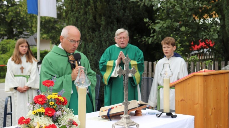 Pfarrer Heiner Zeindlmeier zelebrierte den Festgottesdienst mit Diakon Karl-Heinz Seiler.
