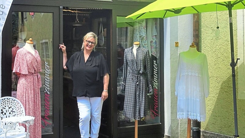 Modegeschäft-Inhaberin Andrea Baumgärtner hat festgestellt, dass die Kundinnen wieder fröhlicher in den Laden kommen.