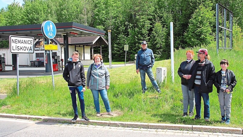 Einige der Teilnehmer bei dem Treffen am Grenzübergang Höll-Lísková/Haselbach.