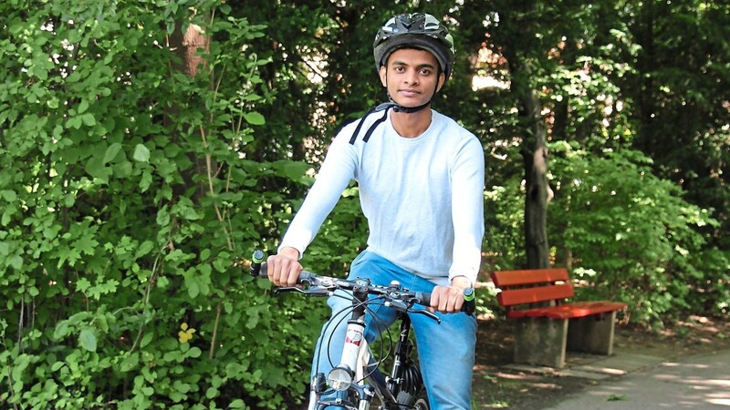 Karthik Muralip Plachikkad hat von den Regensburger Herzen ein Fahrrad geschenkt bekommen. Darüber ist er sehr glücklich und dankbar. Seinen Lebensunterhalt muss er sich selbst verdienen.