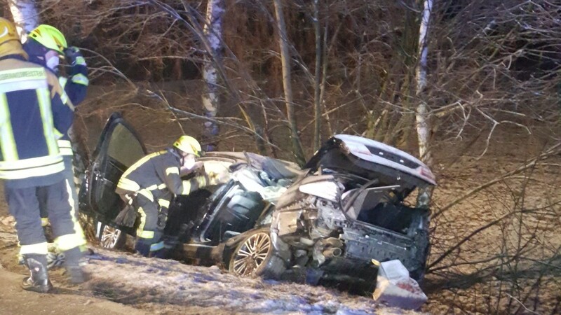 Wegen des Schneefalls verlor der Autofahrer die Kontrolle und krachte gegen einen Baum.