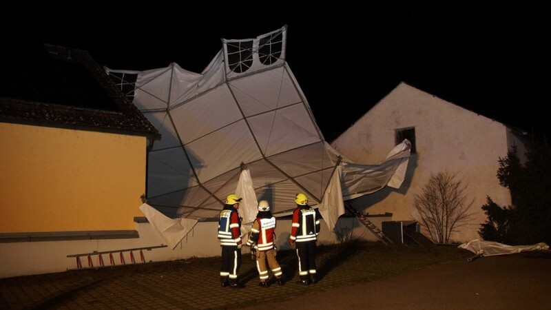 Ein verwehtes Zelt hat am Montagabend die Feuerwehr in Barbing beschäftigt.