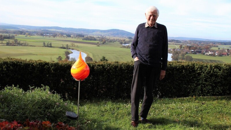 Am heutigen Montag feiert Edgar Schiedermeier - hier in seinem Garten mit Blick auf des Regental - seinen 85. Geburtstag.