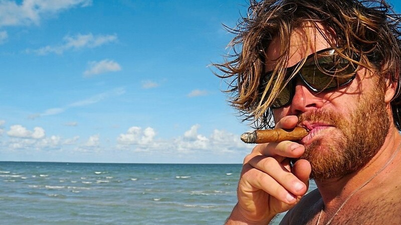 Piotr Nogal rauchte am Strand eine Zigarre im Gedenken an seinen verstorbenen Vater.