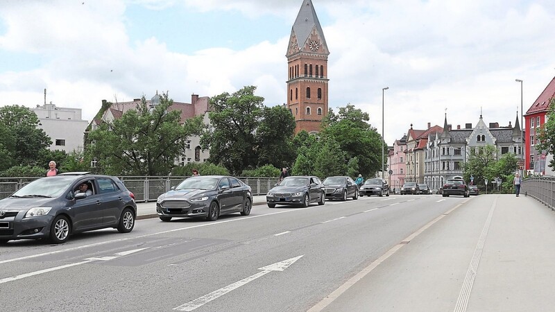 Soll Autofahrern auf der Landshuter Luitpoldbrücke eine der drei Fahrspuren genommen werden, um eine Fahrradspur anzulegen?