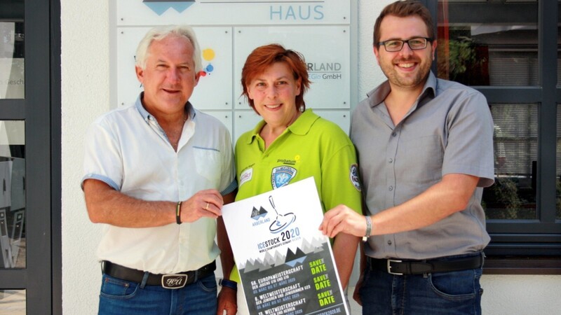 Herbert Unnasch (v.li.), Manuela Hallhuber, Tobias Wittenzellner freuen sich auf die Eisstock-WM, die nächstes Jahr in Regen stattfindet.