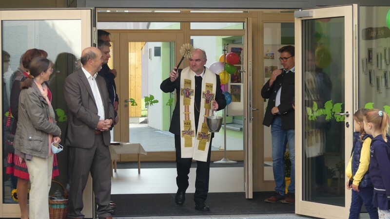 Pfarrer Franz Merl nach der Andacht, die die Kindergartenkinder musikalisch umrahmt hatten, bei der Segnung des neuen Gleißenberger Kinderhauses.