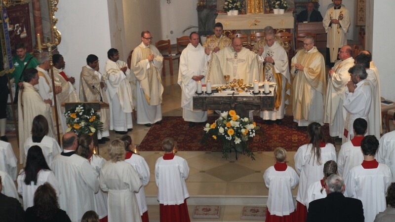 Konzelebration der Mitbrüder im priesterlichen und diakonalen Dienst.
