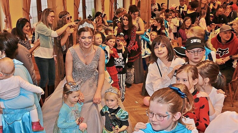 Mit Prinzessin Laura zogen die kleinen Faschingsfans bei der Polonaise durch den ganzen Saal.