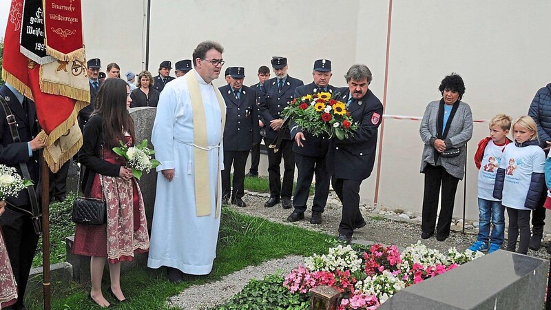 Mit der Niederlegung eines Blumengebindes gedachte die Feuerwehrführung des verstorbenen Ehrenvorsitzenden Ludwig Hackl im Beisein seiner Witwe Emka.