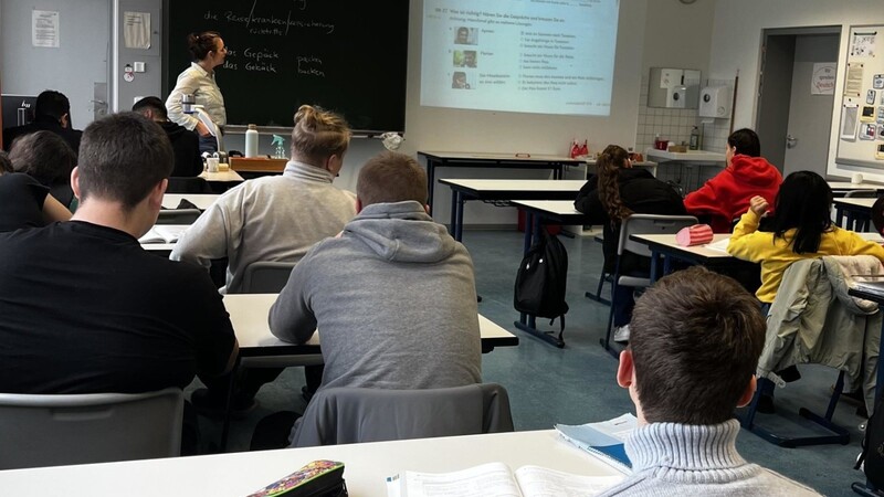 In Brückenklassen steht Deutschunterricht im Vordergrund. Beispielsweise lernen die Zehntklässler der Berufsintegrationsklasse der Berufsschule I in Straubing im Unterricht, wie man Formulare richtig ausfüllt.