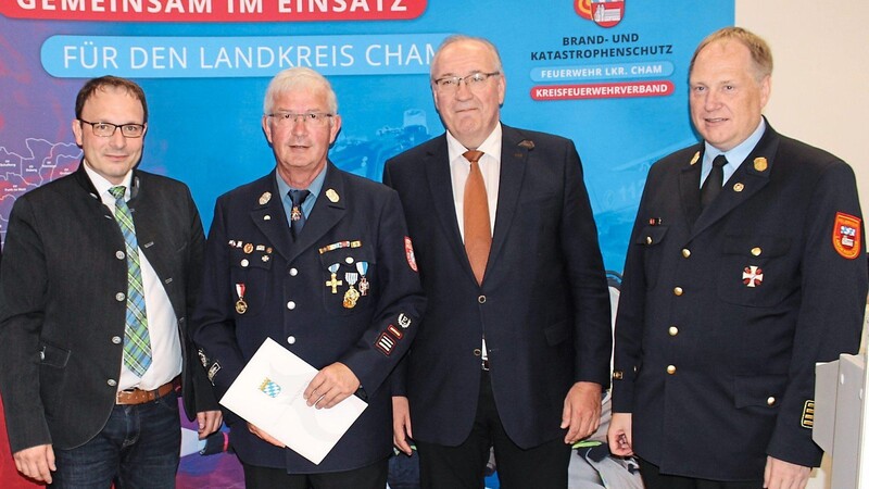 Johann Kelnhofer (Zweiter von links) nimmt die Gratulationen von Bürgermeister Martin Stoiber, Landrat Franz Löffler und Kreisbrandrat Michael Stahl (von links) entgegen.