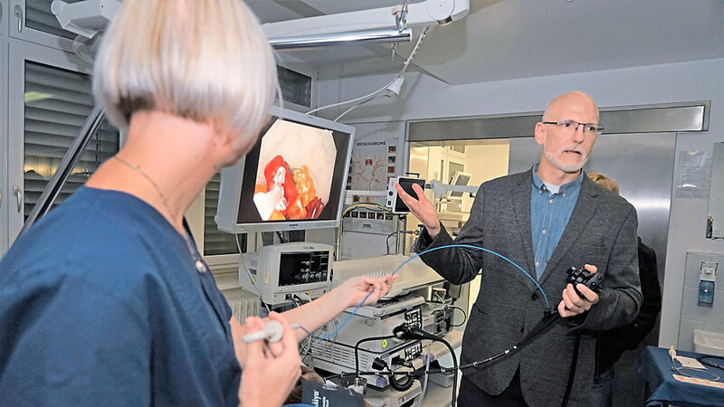 Chefarzt Dr. Mathias Grohmann bei der Endoskopievorführung.