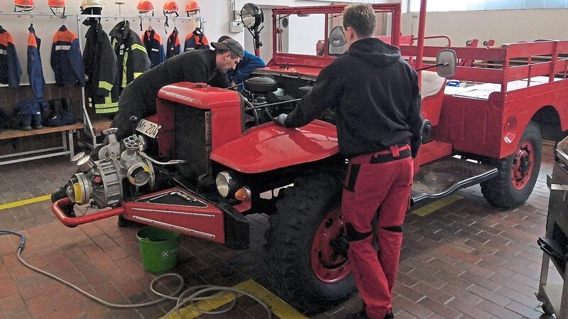 Die Aktiven der Feuerwehr Tiefenbach starten die Generalüberholung des Oldtimerfahrzeugs.