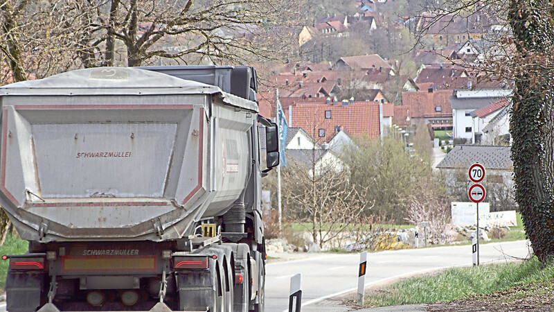 Ein Lkw auf der Kreisstraße R42 bei Wiesent. Dort würden die Laster aus dem Steinbruch verkehren.