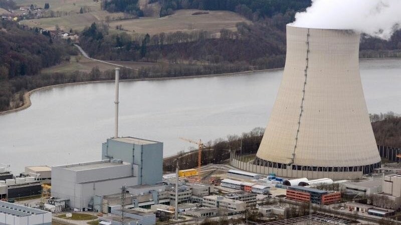 Blick auf das seit 2011 abgeschaltete Atomkraftwerk Isar 1 bei Landshut. Foto: Armin Weigel/dpa/Archivbild