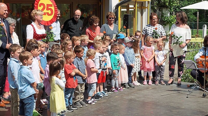 Zusammen mit einem kleinen mutigen Solisten (rechts) sangen die Kinder das Lied "Ich kenn' ein Haus".