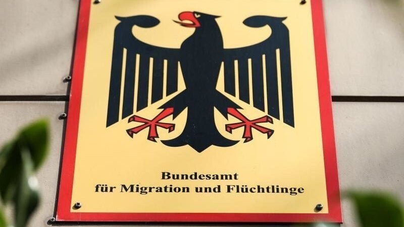 BAMF und Auswärtiges Amt sollen nun den Fall eines mutmaßlichen Gefährders, der in einer Asylbewerberunterkunft in Niederbayern lebt, erneut prüfen. (Symbolbild)