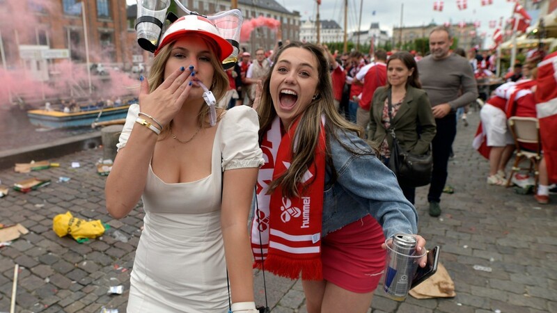 Die Fans sind zurück in den Stadien! Hier feiern dänische Fans bereits im Vorfeld des Gruppenspiels ihrer Mannschaft gegen Finnland.